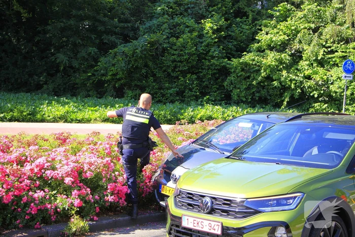 Auto botst en bestuurder raakt klem bij ongeval