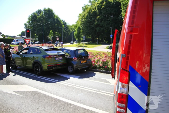 Auto botst en bestuurder raakt klem bij ongeval