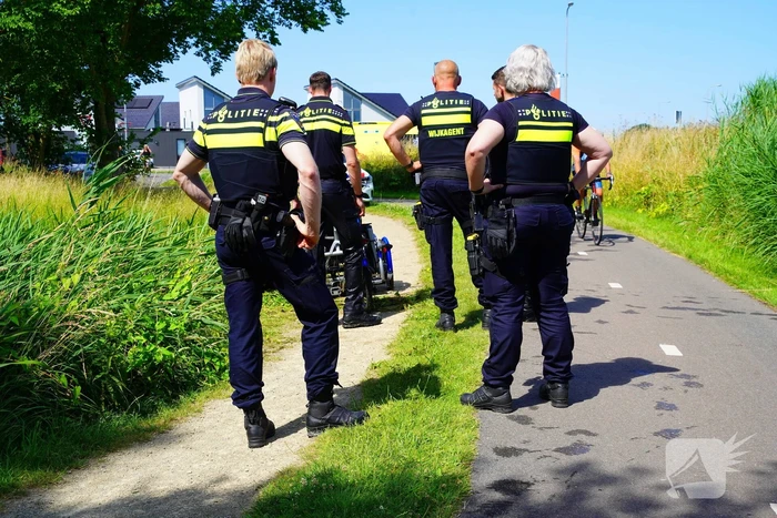 Agenten redden personen uit water