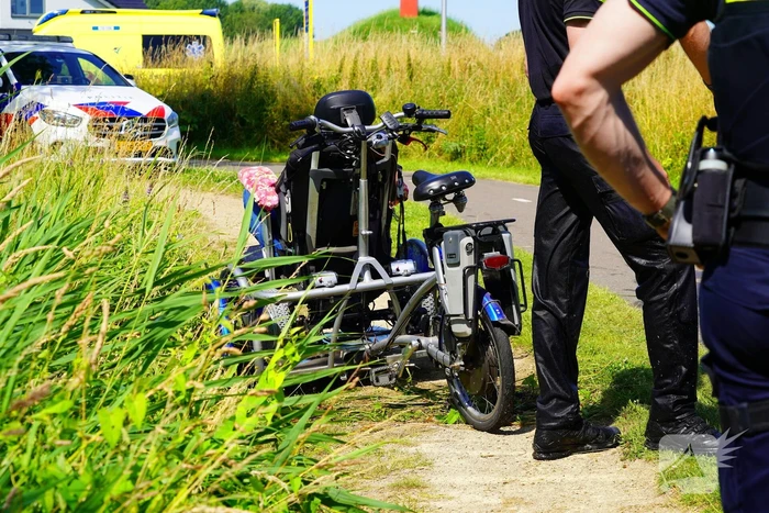 Agenten redden personen uit water