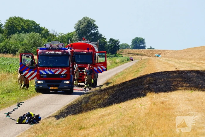 Brandweer blust brand langs dijk