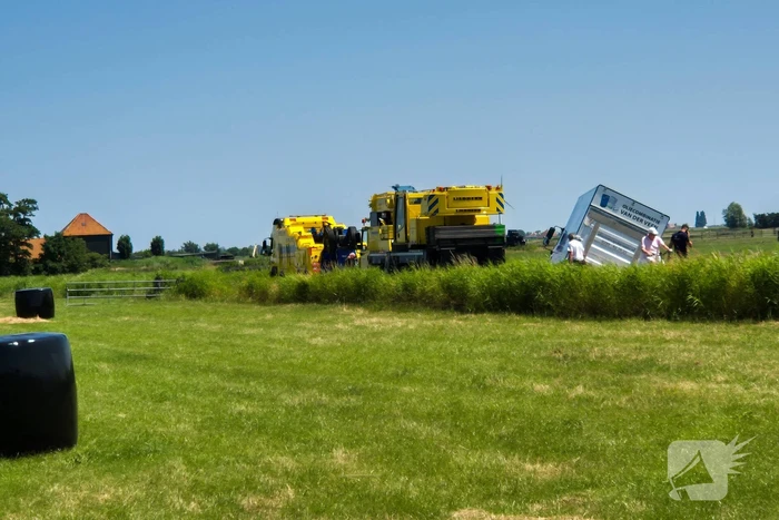 Complexe berging van vrachtwagen met olie