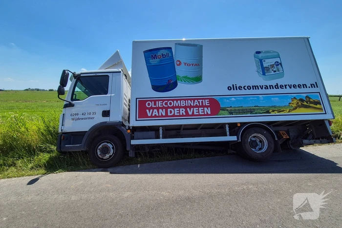 Complexe berging van vrachtwagen met olie