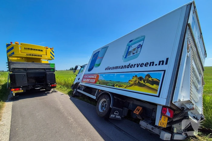 Complexe berging van vrachtwagen met olie