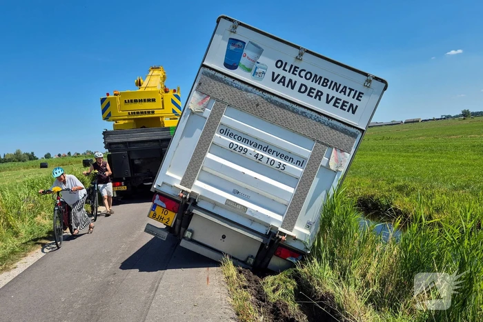 Complexe berging van vrachtwagen met olie