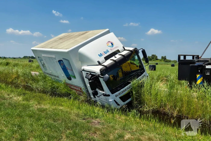 Complexe berging van vrachtwagen met olie