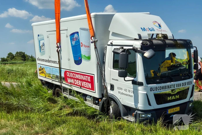 Complexe berging van vrachtwagen met olie