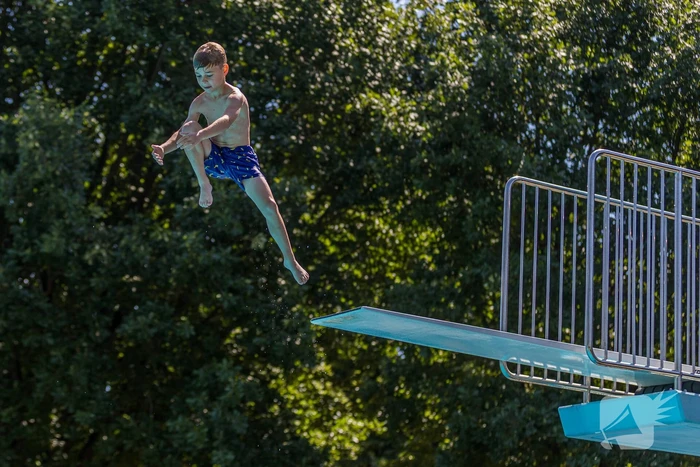 Limburgers genieten van verfrissing in zwembad