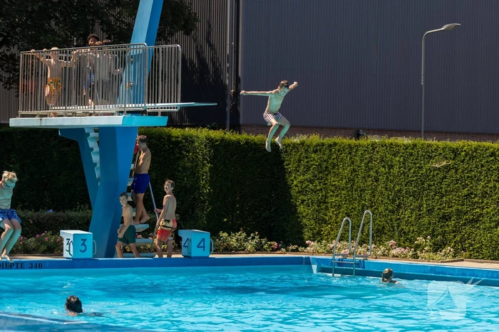 Limburgers genieten van verfrissing in zwembad