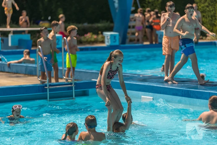 Limburgers genieten van verfrissing in zwembad
