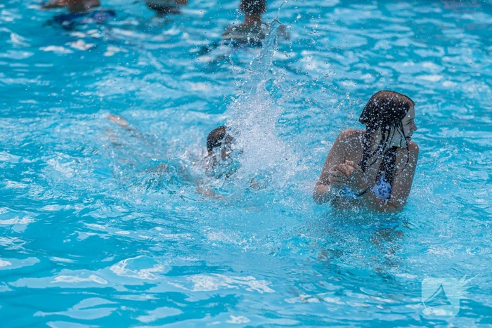 Limburgers genieten van verfrissing in zwembad