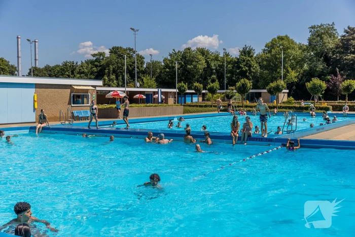 Limburgers genieten van verfrissing in zwembad