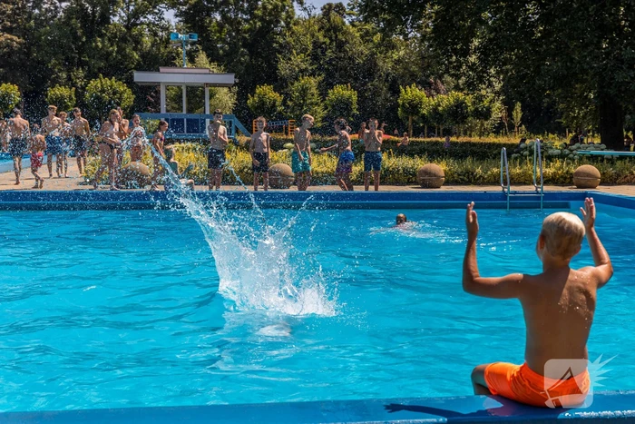Limburgers genieten van verfrissing in zwembad