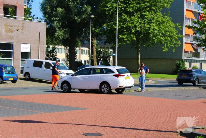 Auto klem op betonblok