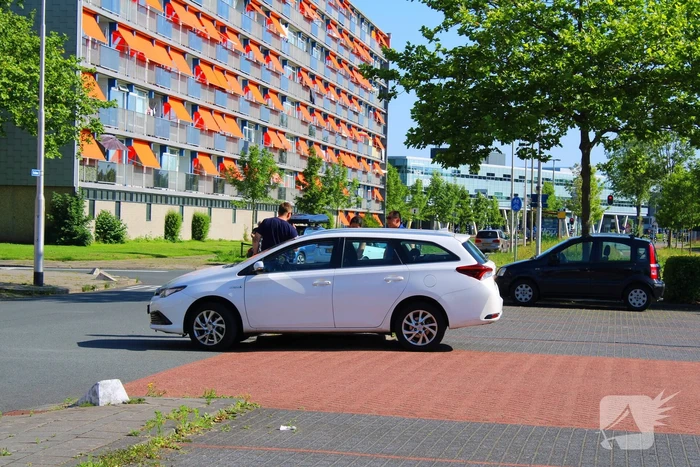 Auto klem op betonblok