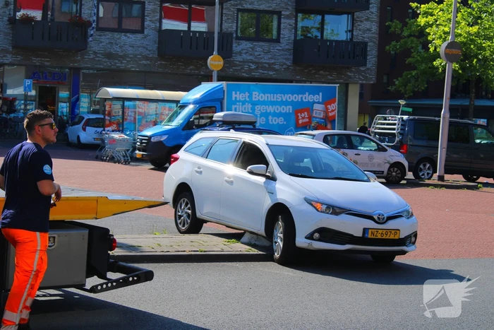 Auto klem op betonblok