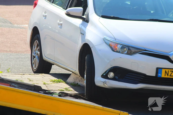Auto klem op betonblok