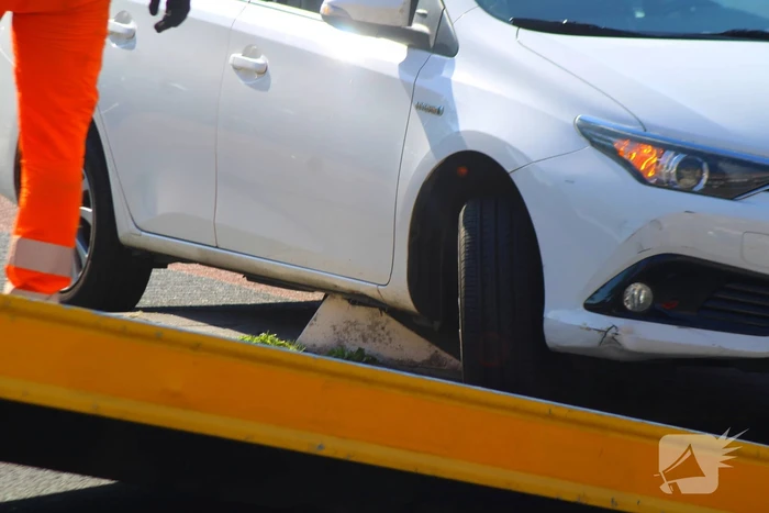 Auto klem op betonblok
