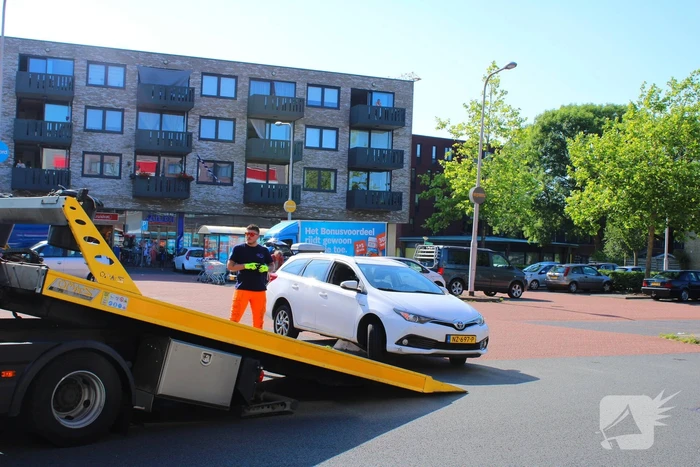 Auto klem op betonblok