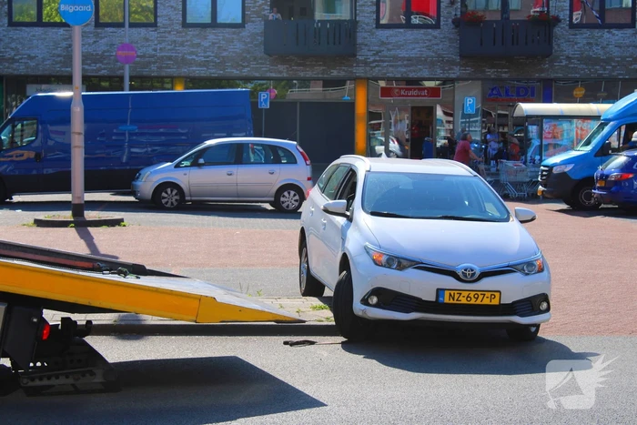 Auto klem op betonblok