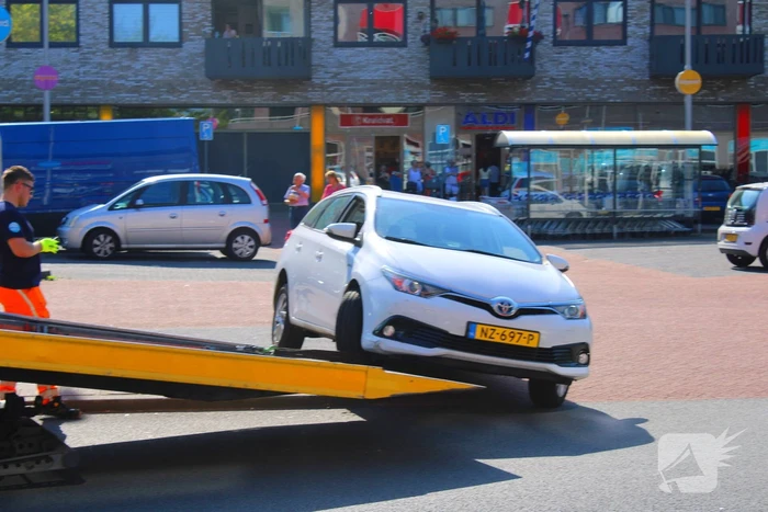 Auto klem op betonblok