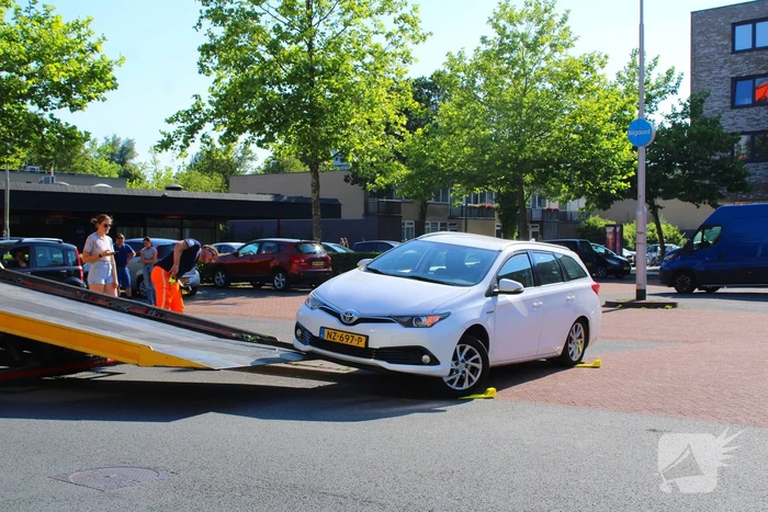 Auto klem op betonblok