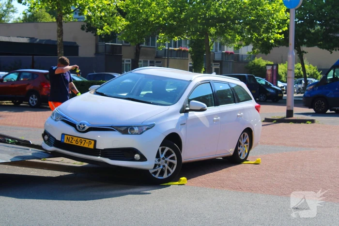 Auto klem op betonblok