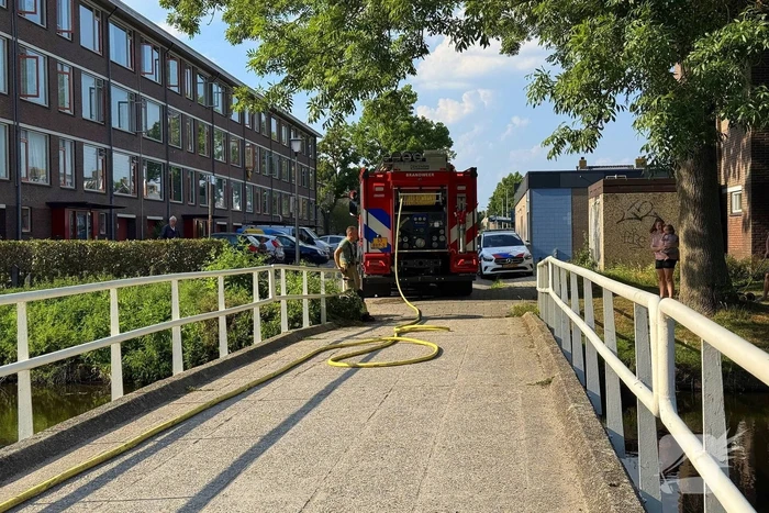 Omstander helpt brandweer met blussen van brand in bosschage