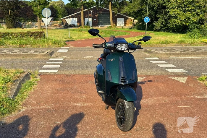 Scooter botst met auto tijdens oversteken