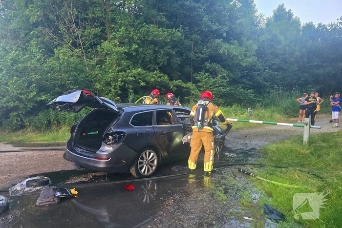 Auto brandt uit op parkeerplaats