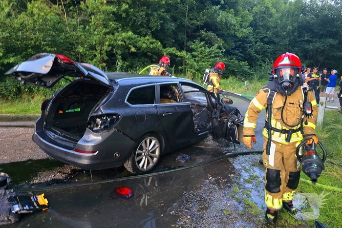 Auto brandt uit op parkeerplaats