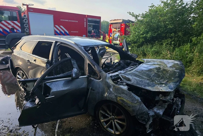 Auto brandt uit op parkeerplaats
