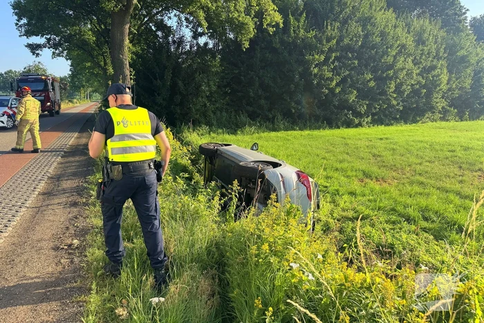 Vrouw raakt met auto van de weg en belandt in sloot