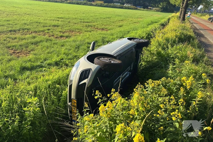 Vrouw raakt met auto van de weg en belandt in sloot