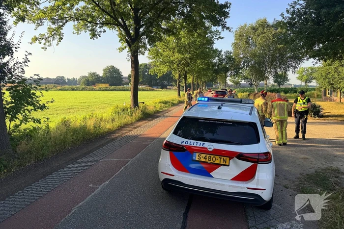 Vrouw raakt met auto van de weg en belandt in sloot