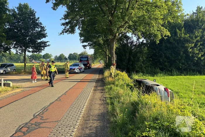 Vrouw raakt met auto van de weg en belandt in sloot