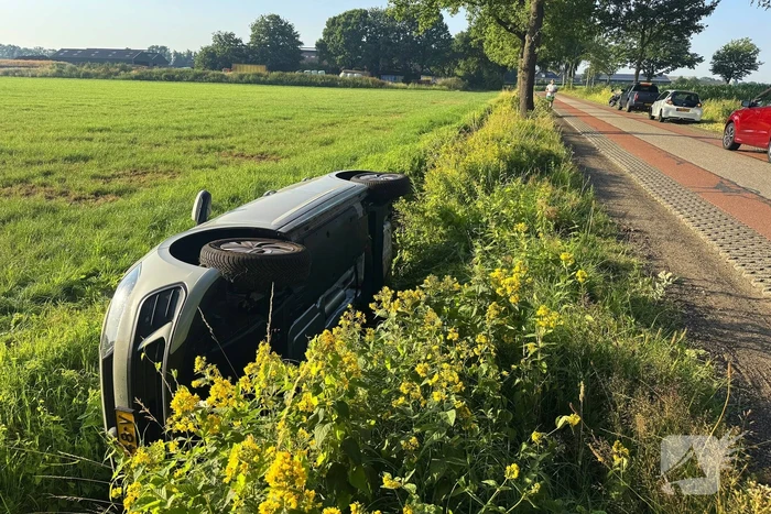 Vrouw raakt met auto van de weg en belandt in sloot