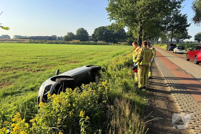 Vrouw raakt met auto van de weg en belandt in sloot