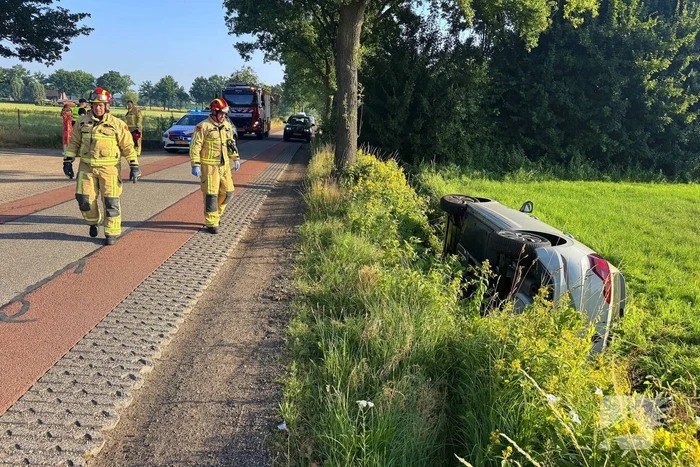Vrouw raakt met auto van de weg en belandt in sloot