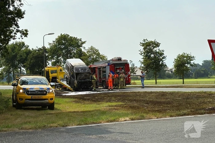 Brandweer blust auto brand twee keer