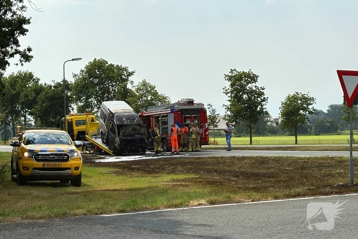 Brandweer blust auto brand twee keer