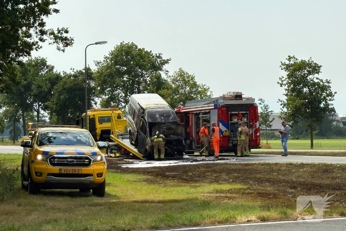 Brandweer blust auto brand twee keer