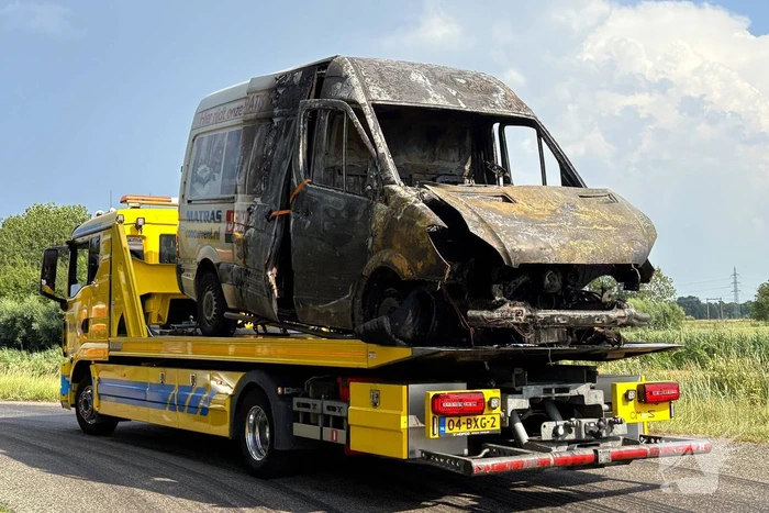 Brandweer blust auto brand twee keer