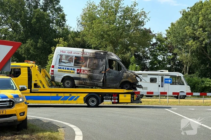 Brandweer blust auto brand twee keer