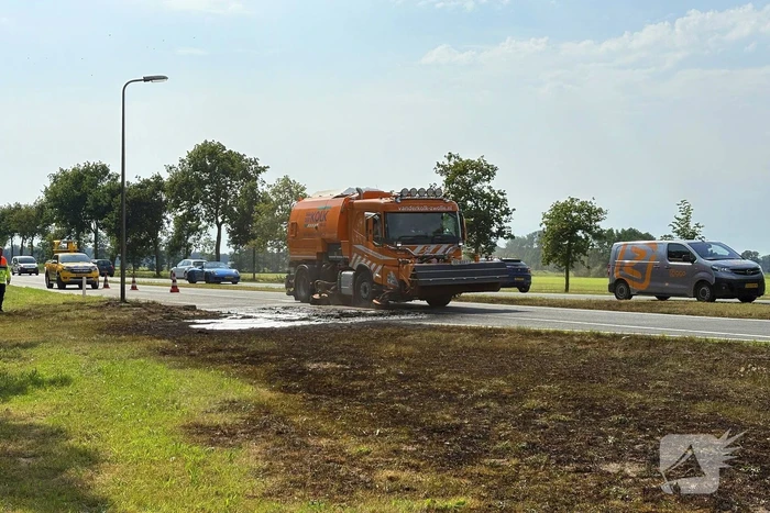 Brandweer blust auto brand twee keer