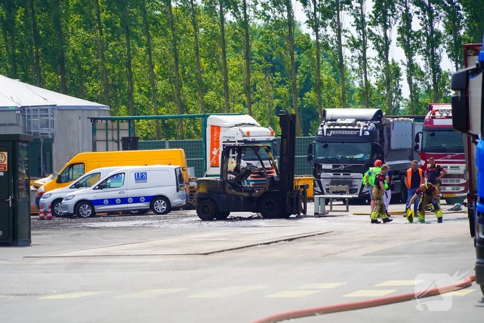 Heftruck volledig uitgebrand