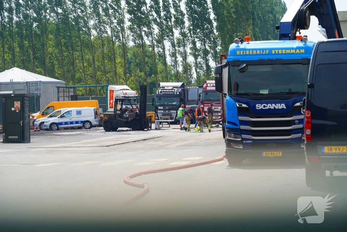 Heftruck volledig uitgebrand