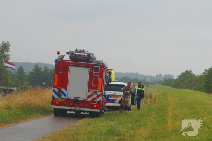 Scootmobiel rijdt van dijk