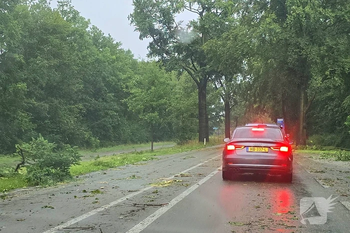 Ravage door noodweer, dak stort in