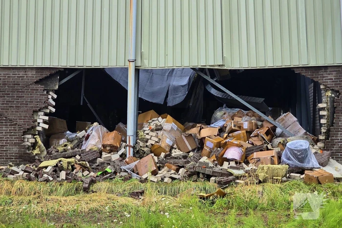Ravage door noodweer, dak stort in